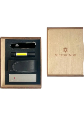 Подарунковий комплект Huntsman Red 1.3713.3 + тріскачка + біти + ліхтарик + чохол Victorinox (369564511)