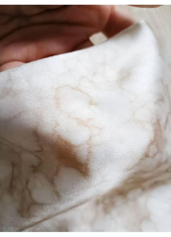 Бежевое атласное платье с принтом и вырезом Zara