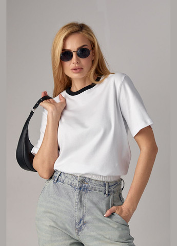 Чорно-біла літня трикотажна жіноча футболка з контрастною окантовкою Lurex