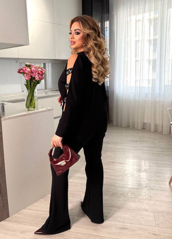 Чёрная женская блуза свободного кроя с широкой горловиной, вырезами на рукавах и декоративной резинкой с камешками. Україна