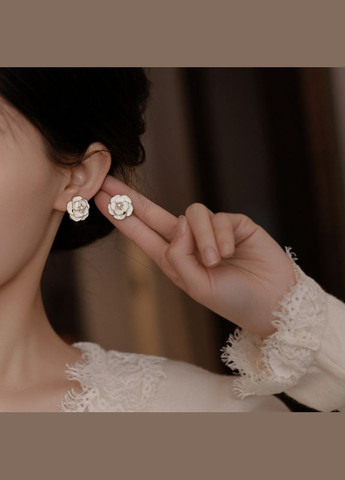 Сережки сережкигвоздики/пусети біла Троянда з перлинкою 1.3 см золотисті Liresmina Jewelry (293241517)
