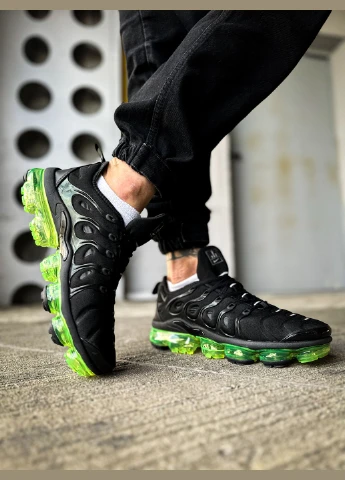 Чорні кросівки чоловічі nike air vapormax plus black volt | найк аір вапормакс плюс чорні демісезон No Brand