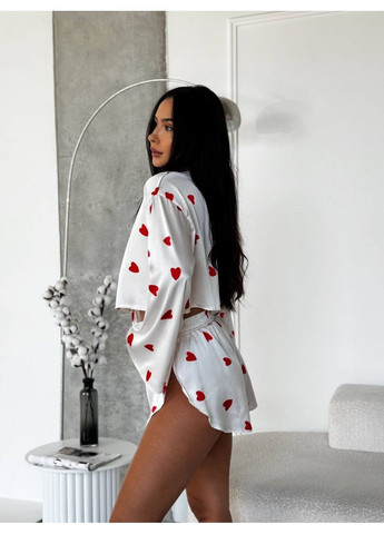 Біла всесезон жіноча піжама з принтом сердець: укорочений топ на зав'язках та шорти топ + шорти MonCher