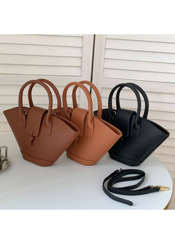 Среднего размера трендовая летняя сумка в трапеце подобной форме из соломы и экокожи черного цвета No Brand (362588242)