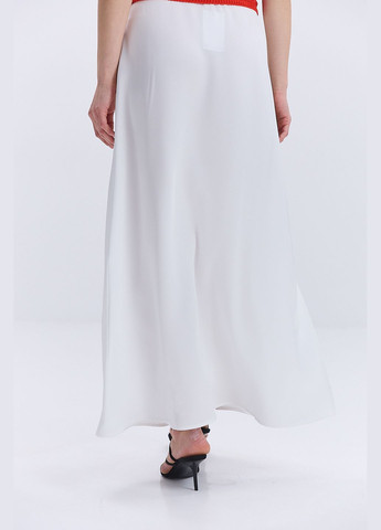 Молочная длинная атласная юбка-трапеция молочная с разрезом сбоку Arjen