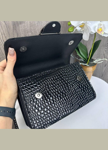 Жіноча міні сумочка рептилія лакова на ланцюжку з 3 відділеннями чорна (sku_836-3) No Brand (330576228)