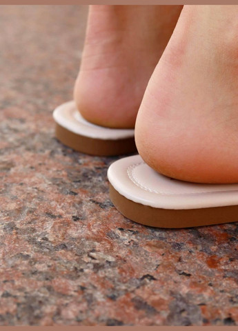 Бежевые шлепанцы женские летние бежевого цвета No Brand с тиснением, без декора