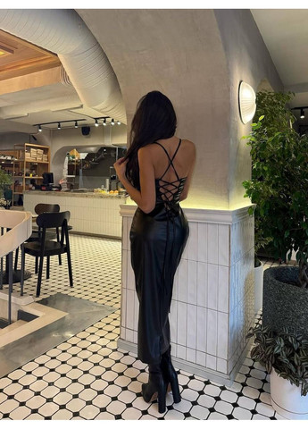 Чорна кежуал вишукана шкіряна сукня з шнурівкою на спині силуетна Adelante однотонна