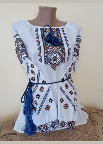 Синя вишиванка жіноча "квітковий орнамент синьо - золотий" на білому натуральному домотканому полотні Прикарпатські Вишиванки візерунок геометричний пряма бавовна (323167449)