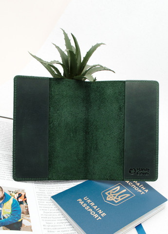 Обкладинка на паспорт шкіряна "Герб" зелена з тризубом HandyCover (261408001)